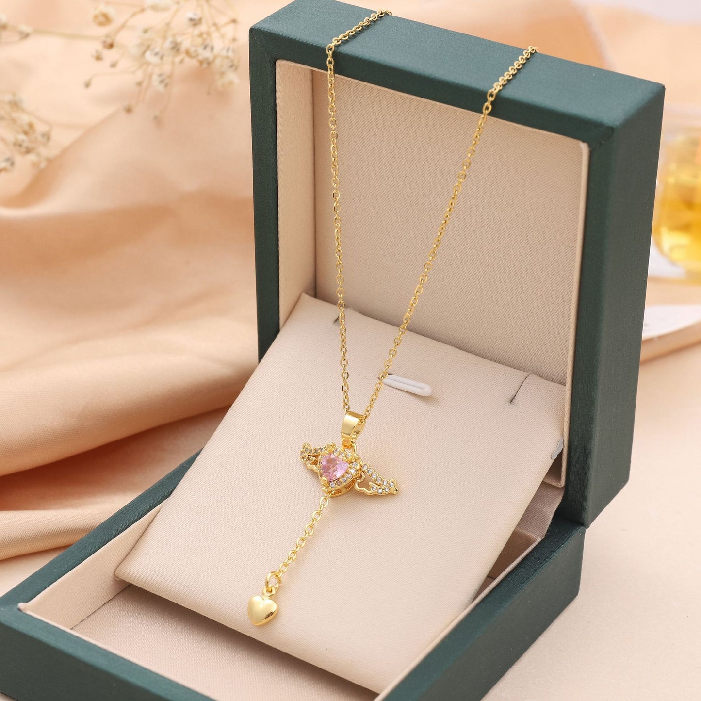 Collar Corazón Volador con Alas – Día del Amor