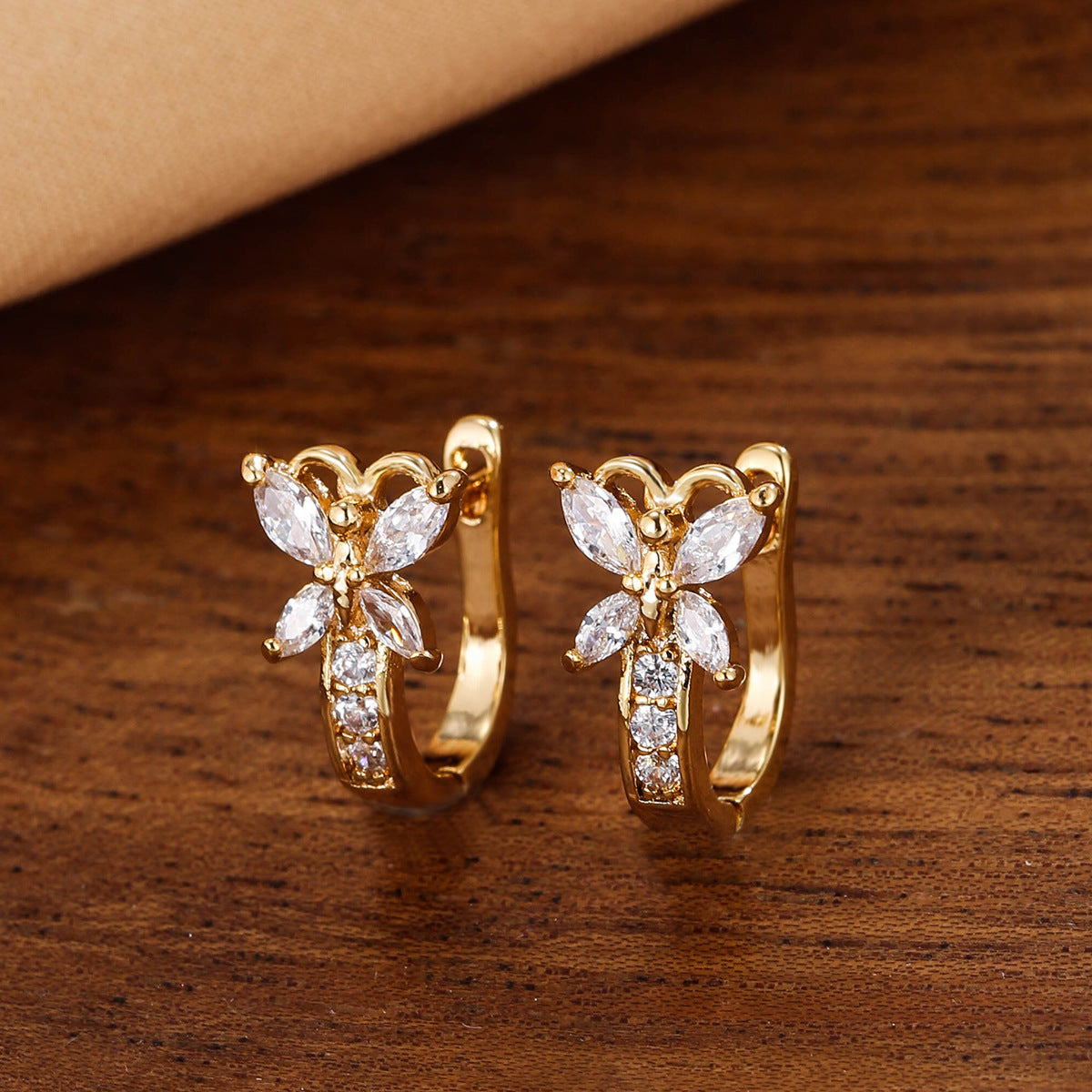 Pendientes Vintage Pastorales: Mariposa y Circonitas Brillantes