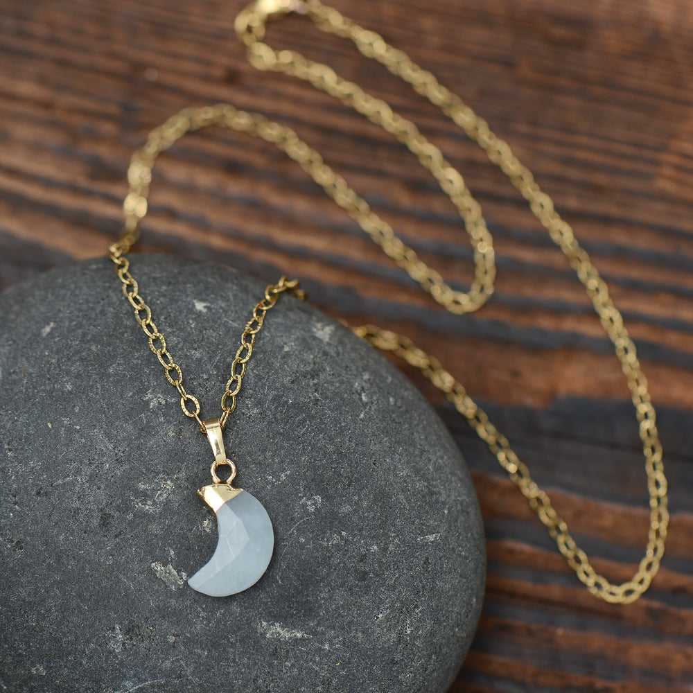 Collar de Piedra Natural con Colgante Lunar