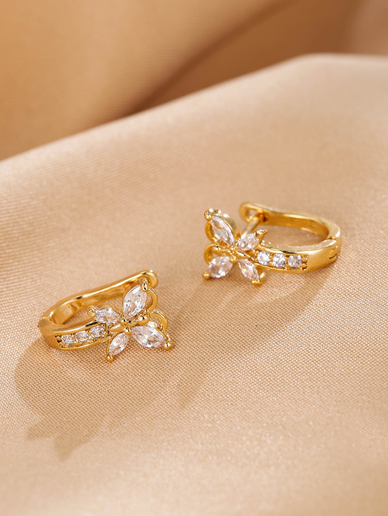 Pendientes Vintage Pastorales: Mariposa y Circonitas Brillantes