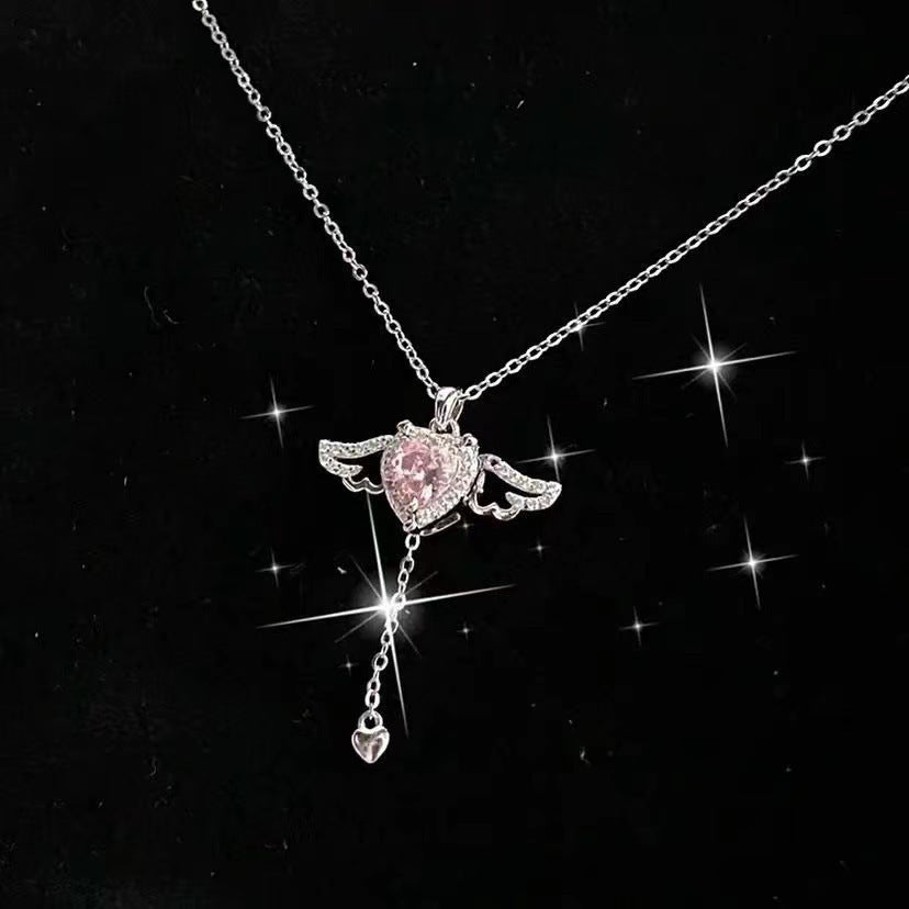 Collar Corazón Volador con Alas – Día del Amor