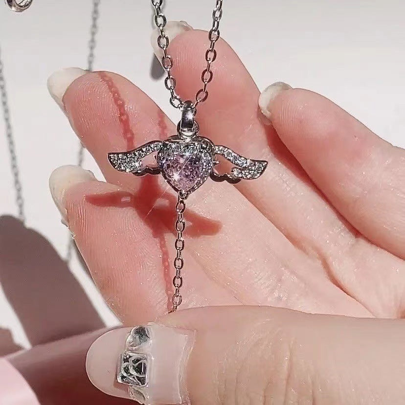 Collar Corazón Volador con Alas – Día del Amor
