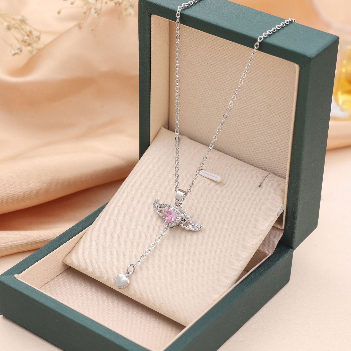 Collar Corazón Volador con Alas – Día del Amor