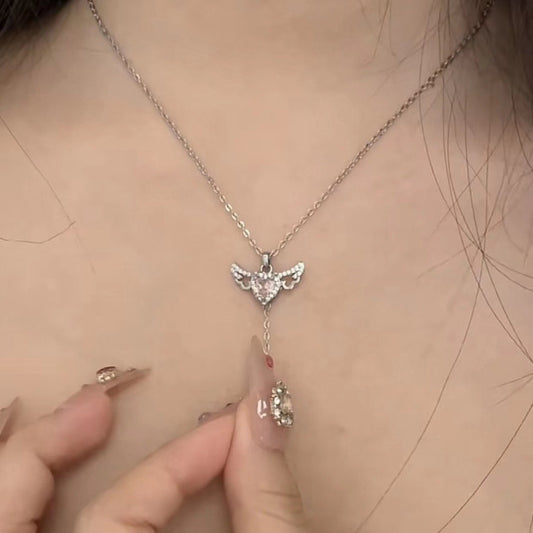 Collar Corazón Volador con Alas – Día del Amor